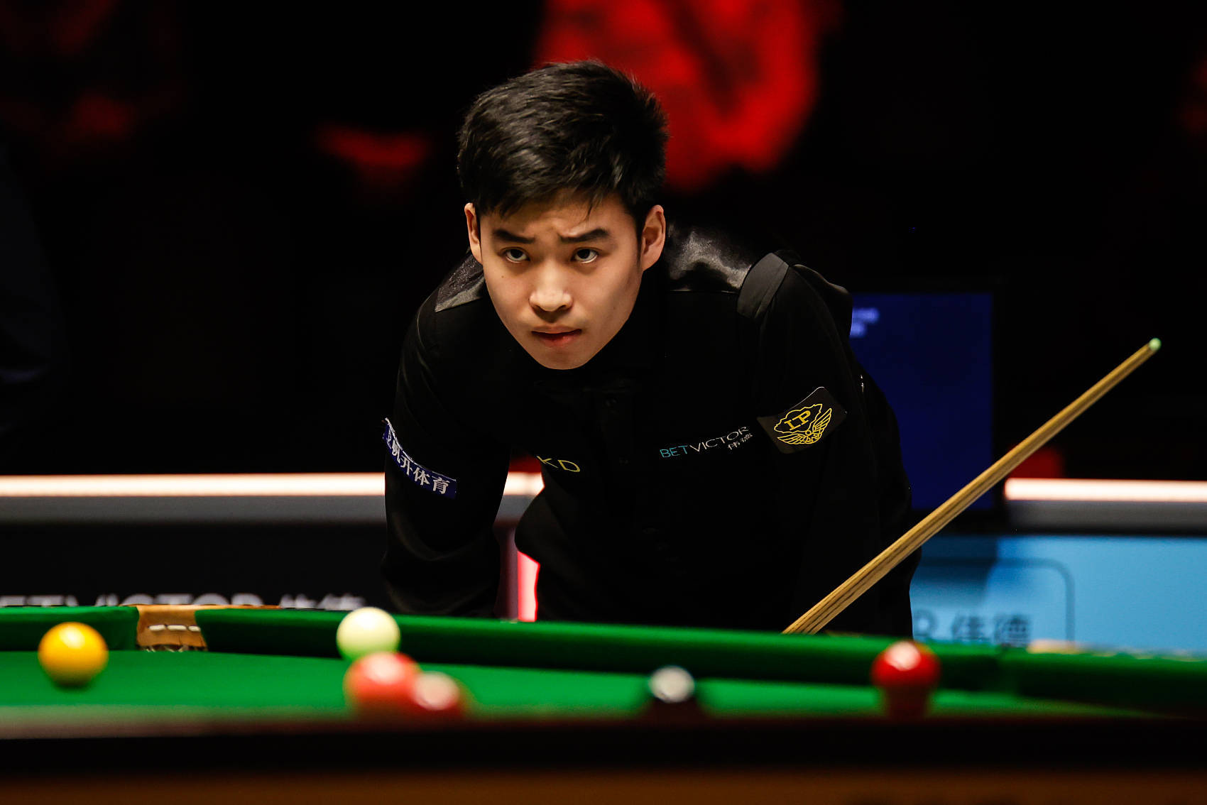 两者之间的 两者之间的